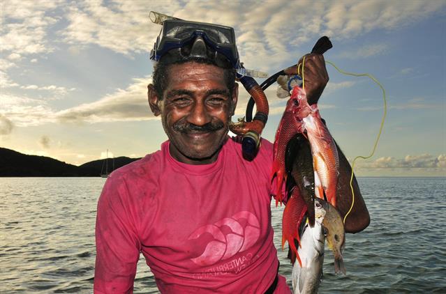 Ein Fischer offeriert uns eine Teil des heutigen Fanges. Gefischt wird lediglich was es zum Leben braucht. Weeil uns der Fischer gesehen hat, fing er zwei Fische mehr. Das könnte man ökonomisches Wirtschaften nennen ...